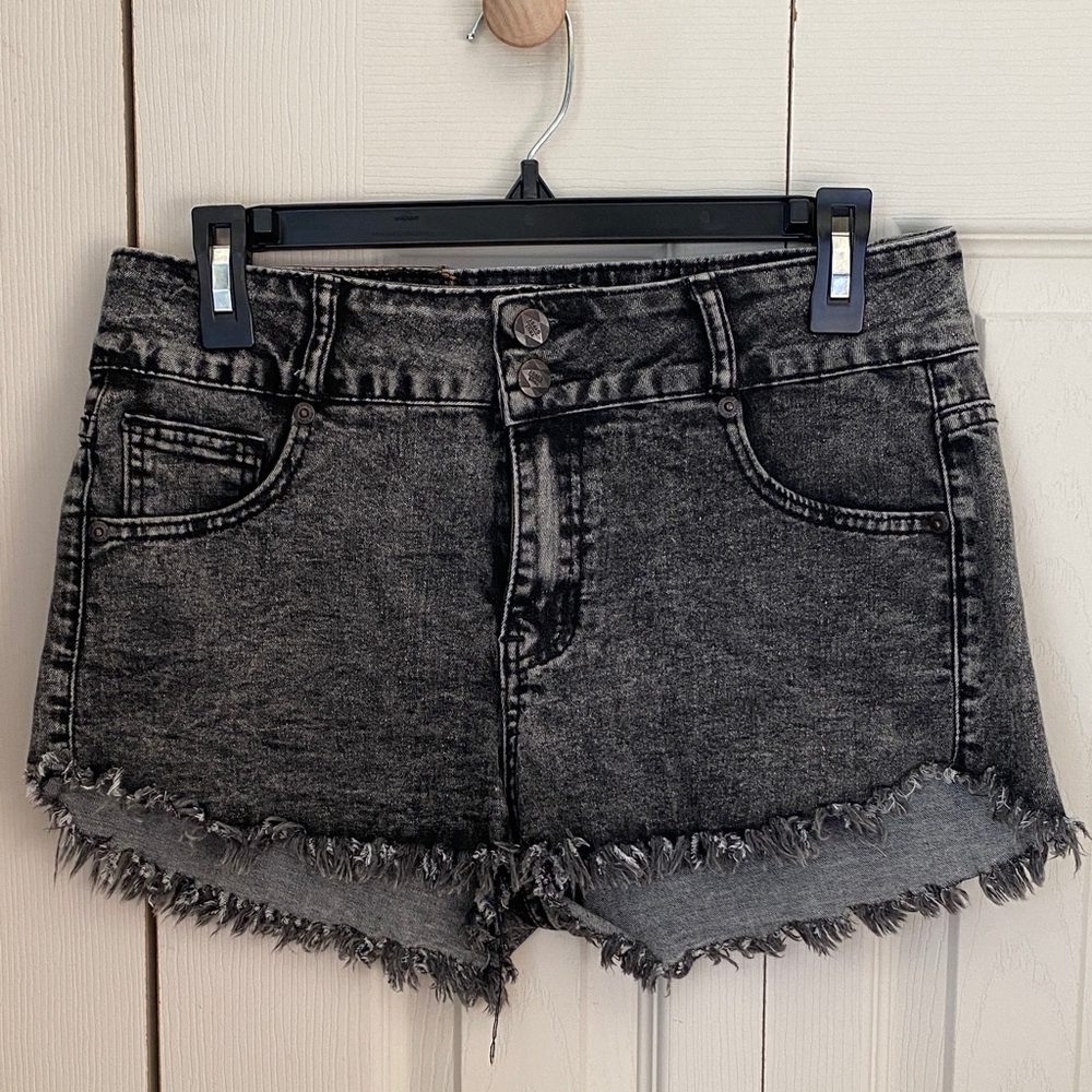 Stylish Black Denim Women cut-off stretchy Shorts